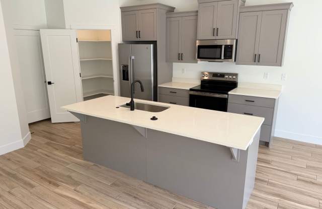 Brand New Hurricane Heights Town Home- Bigger Yard photos photos