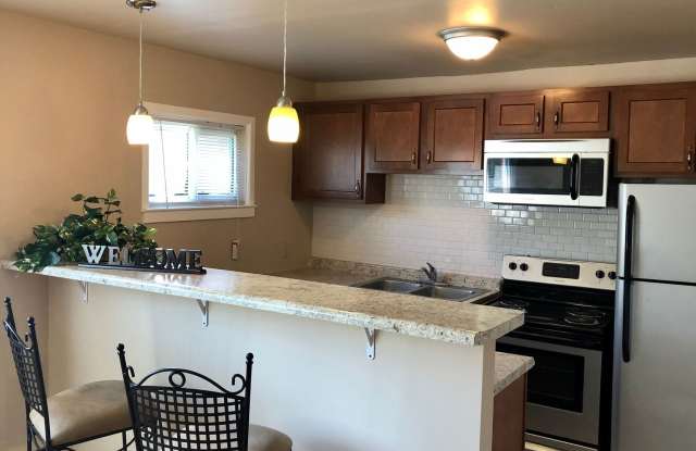Maple Court Apartments - Where City Convenience Meets Neighborhood Charm! Gallery 4