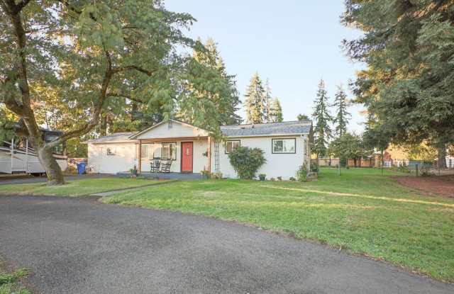 Full Furnished, Cozy Country Cottage Available for short term rental - 29027 David Lane, Lane County, OR 97448