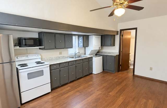 422 Elm Avenue - Parent#1/2 Gallery 2