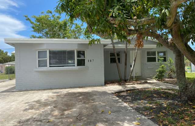 *** LARGE 4 BEDROOM SINGLE FAMILY HOME!*** - 307 Northwest 11th Avenue, Delray Beach, FL 33444