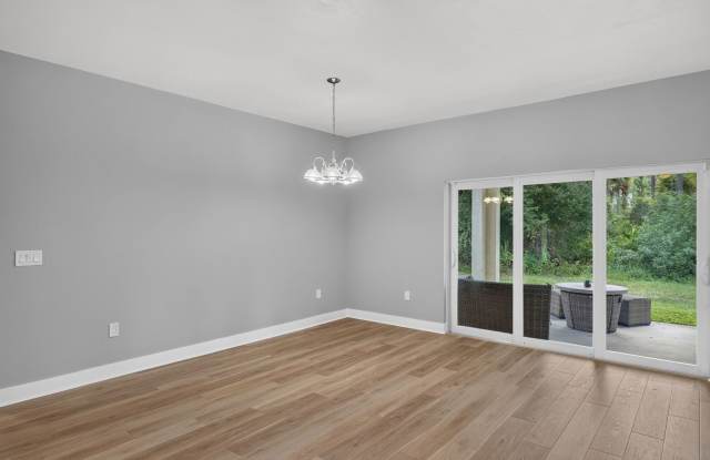 Like New 3 bed 2 bath with 2 car garage Gallery 4