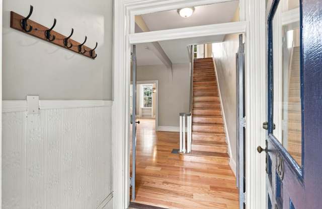 Beautiful 5 Bed 1.5 Bath Home Available Now! Gallery 3