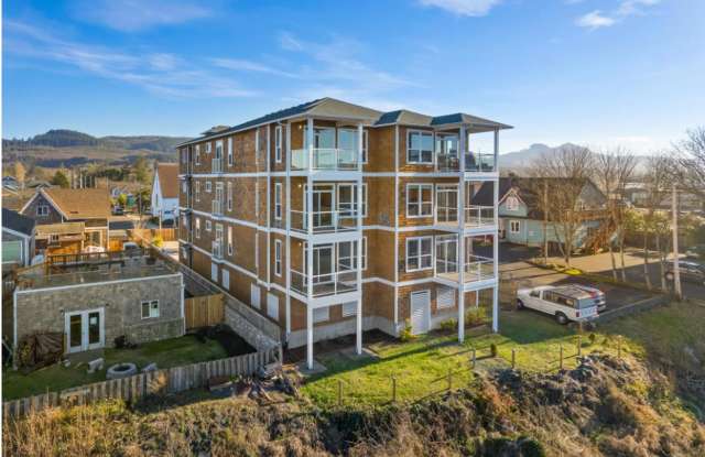 2 Bedroom, 2 Bath.. LOCATION LOCATION LOCATION.... River Views!! Gallery 3