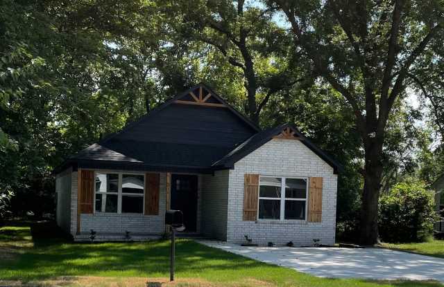 Three Bed/Two Bath Home--Ask about the move in special! - 316 North 20th Street, Van Buren, AR 72956