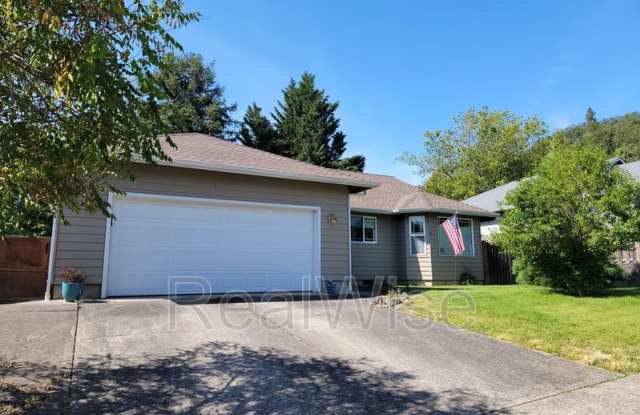 2301 SE Chinaberry Ave - 2301 Southeast Chinaberry Avenue, Roseburg, OR 97470