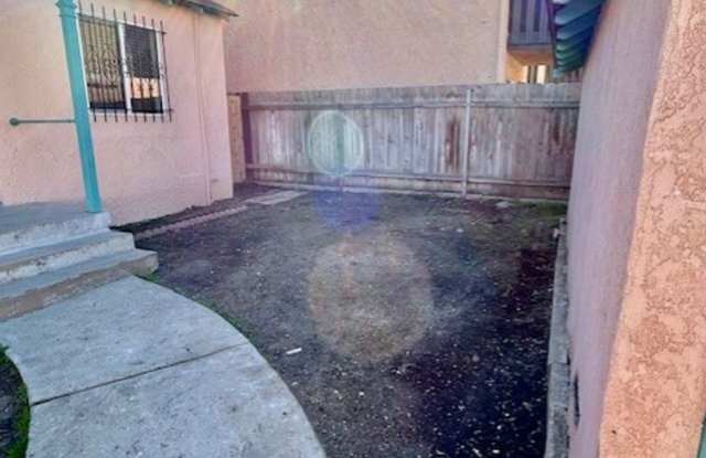 Beautiful Renovated 2bd House Gallery 4