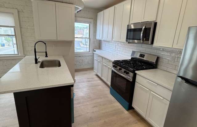 Spacious Luxury 1 Bedroom in Beautifully Restored Historic Building! Gallery 3