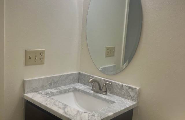 Large Three bedroom & 2 1/2 bath unit for rent for August move in!! Gallery 4