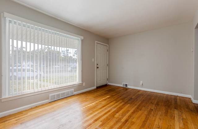 Beautiful Brick Bungalow Only 1375/mo! Gallery 3