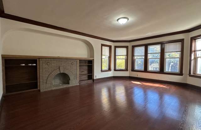 5530 N ARTESIAN Avenue Gallery 2