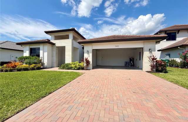 5028 gambero way photos photos