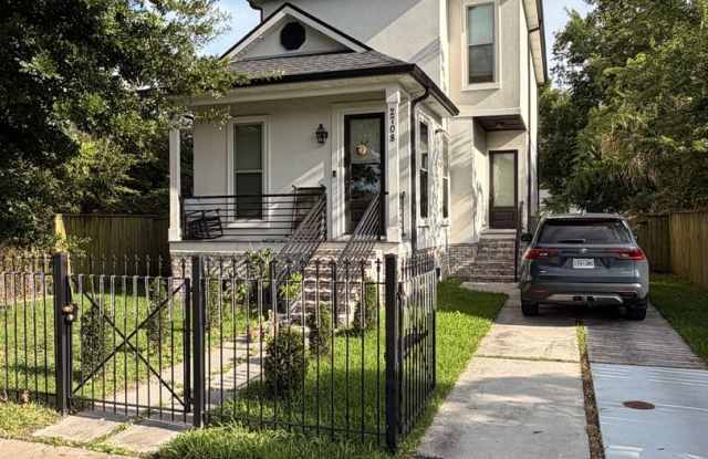 Gorgeous Single Family Home, 4BD/4BA with Large Backyard photos photos