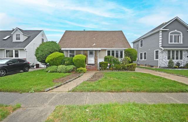 17 Tenafly Drive - 17 Tenafly Drive, Garden City Park, NY 11040