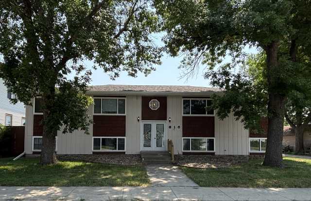 616 8th Avenue Northeast - 3 Gallery 1