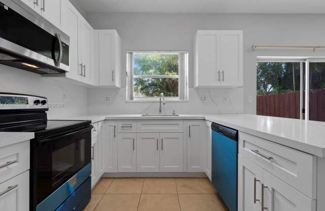 5001 SW 140th Ter photos photos