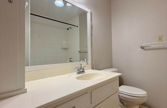 Available Now: Conveniently Located Duplex Gallery 3