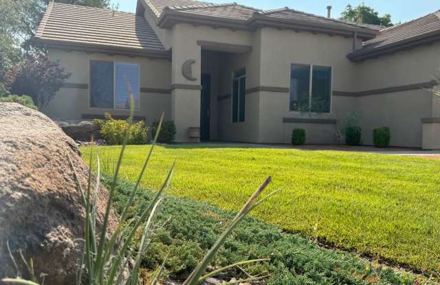 Single Level 3 Bedroom Home. Pet Friendly! photos photos