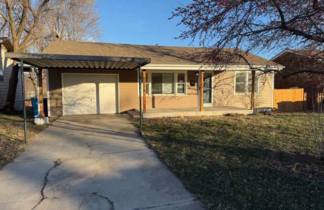 Adorable home! 3 bedroom, 1 bathroom with fenced in backyard. photos photos