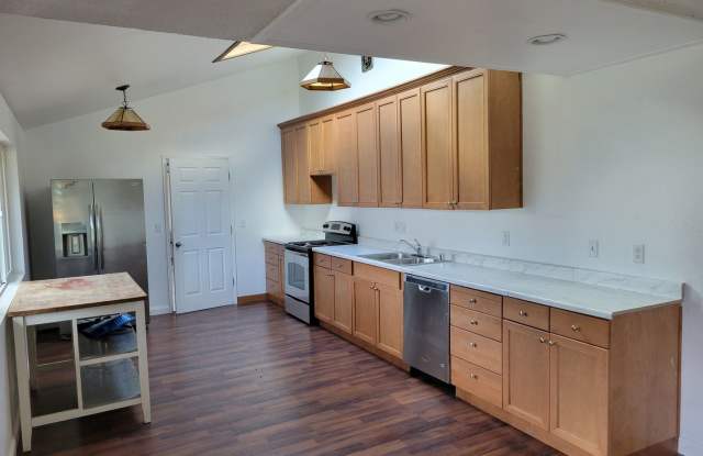 3 Bedroom Single Family Home in Everett with bonus room -Huge lot Gallery 4