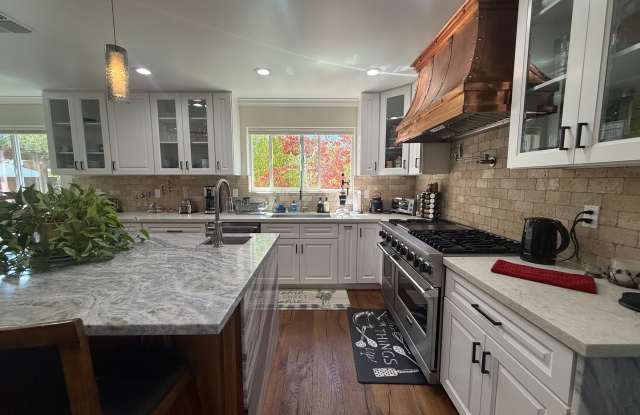 Luxurious 4 bdrm 3.5 bath home w/chef's kitchen, Fully furnished Gallery 3