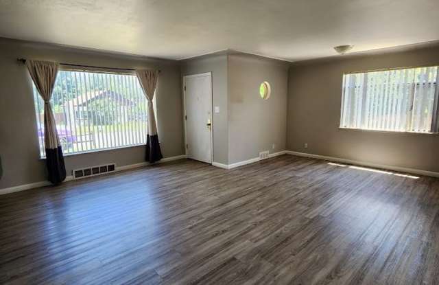 Long Realty & Property Management - Spacious Lakewood Ranch on Oversized Lot Near Light Rail Gallery 4