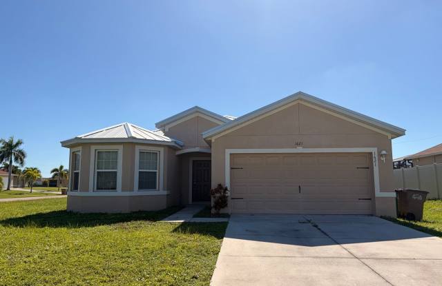 Single Family Home In Cape Coral - 3 Bedroom 2 Bath 2 Car Garage! Gallery 1