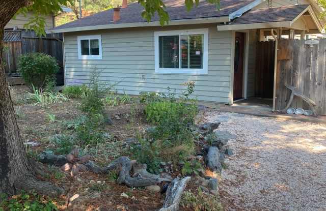 Charming 2 bedroom, 1 bathroom house with plenty of room for entertaining in park setting photos photos