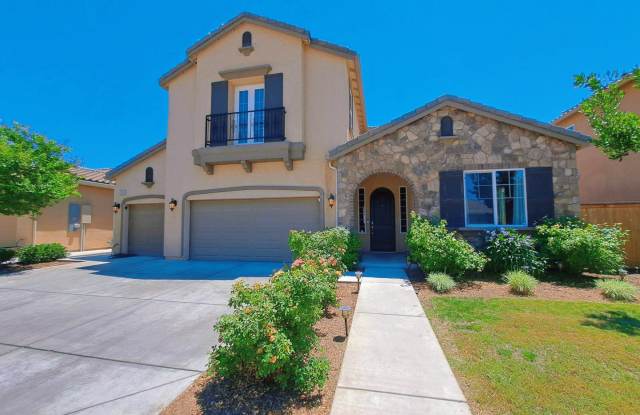 Now Available: 2-Story Clovis Home with 4 Bedrooms  Bonus Room! photos photos