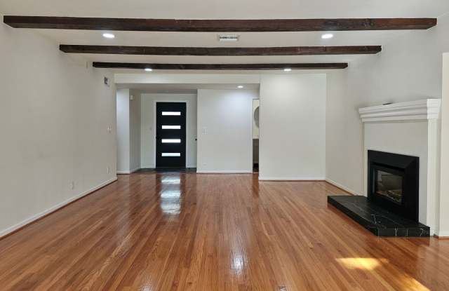 Over 2000 Square Foot Pool Home South of the Blvd. in Woodland Hills Gallery 4