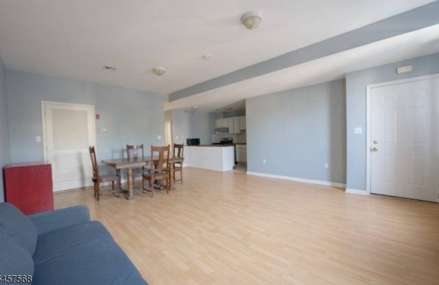372 Bramhall Ave Gallery 3