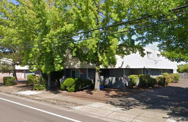 (526) Halpert Duplexes - 4 Bedroom / 2 Bathroom Townhome Gallery 2