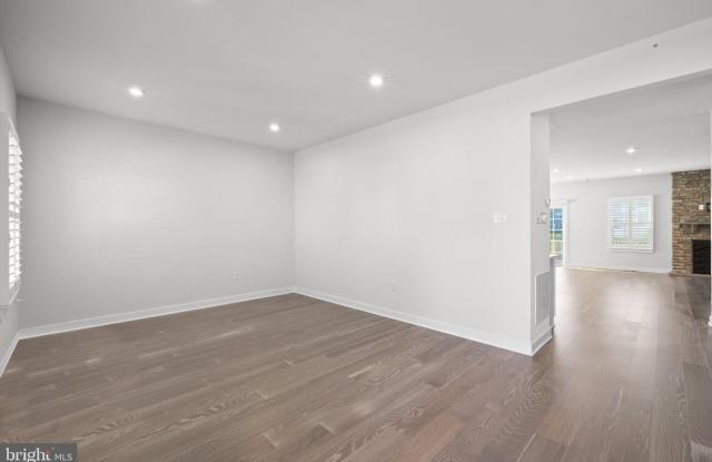523 SPRING MANOR Boulevard Gallery 4