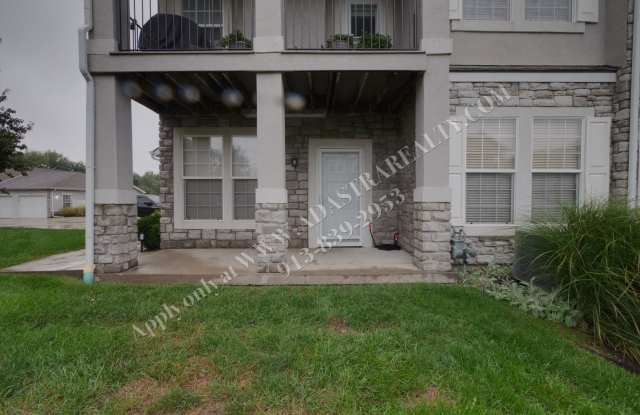 Beautiful and Spacious Olathe Townhome-Available NOW!! Gallery 1