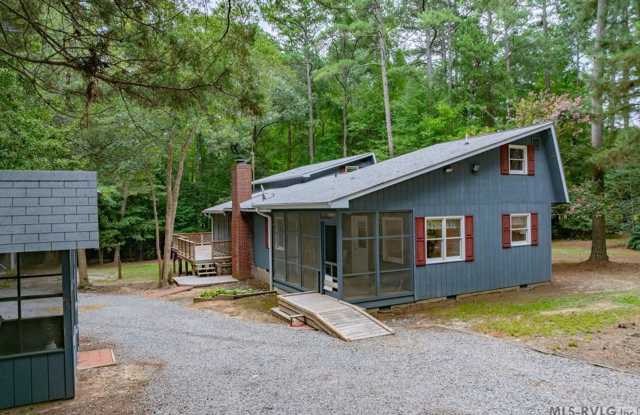 3 Bedroom/3 Bathroom Home on Kerr Lake that includes 3 Bonus Rooms Gallery 1