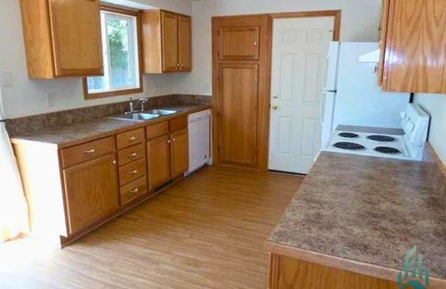 Pet-Friendly 3BR Home with Large Fenced Yard & Garage Gallery 4