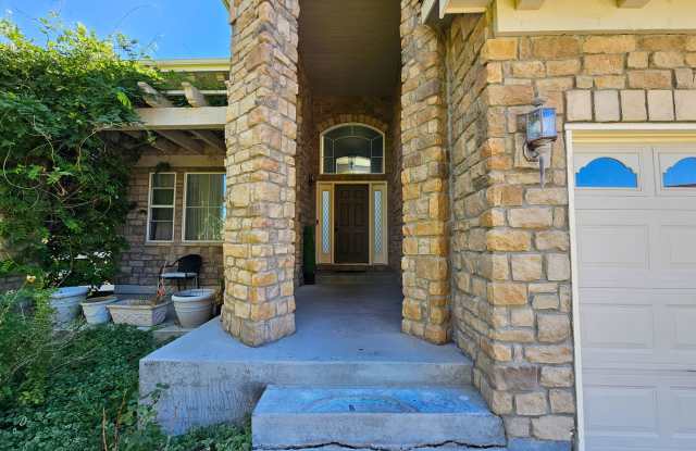 Long Realty & Property Management - Wonderful 6 Bedroom Home Backing to a Golf Course Gallery 3