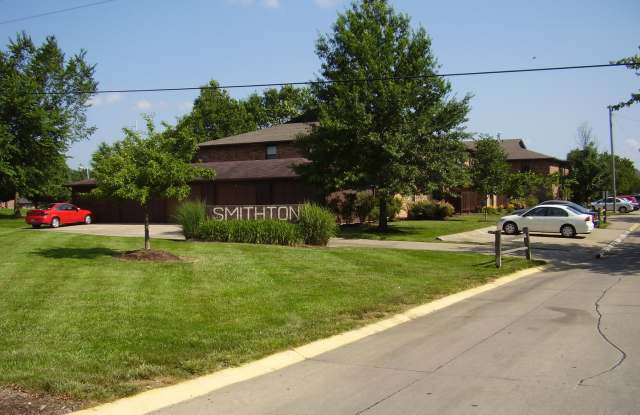 Smithton Condo near Broadway/Hwy 63, new paint and carpet, w/d included, top level photos photos