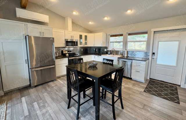 Furnished 1 BR ADU in Beautiful Awbrey Butte Gallery 1