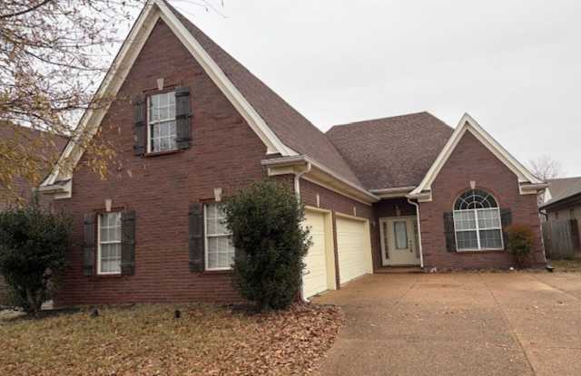 3 bed 2 bath home with a large bonus room and an additional room that would be perfect for an office as well as a 3 car garage!! - 2922 Dawkins Court, Southaven, MS 38672