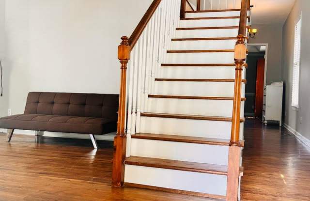 Charming 3 Bed/2 Bath Bungalow Gallery 4