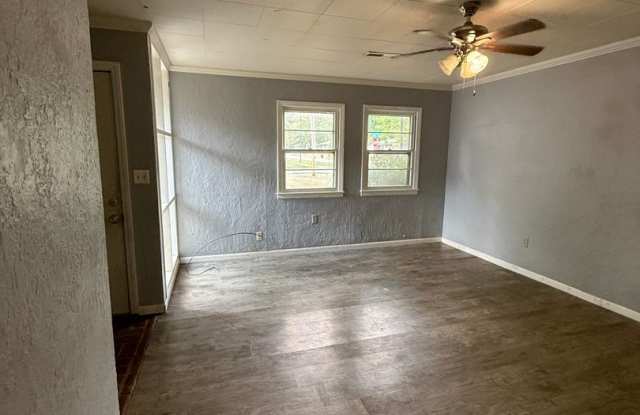 Two bedroom/One bath/one car garage/large shop in back Gallery 4