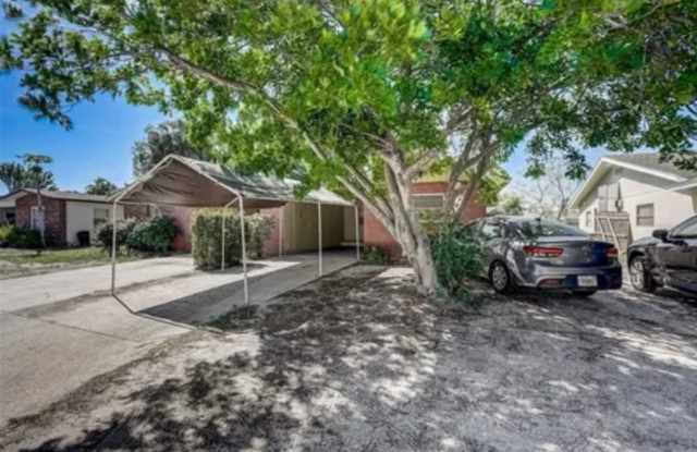 Charming 3/2 Duplex in West Bradenton with Private Yard and Carport photos photos