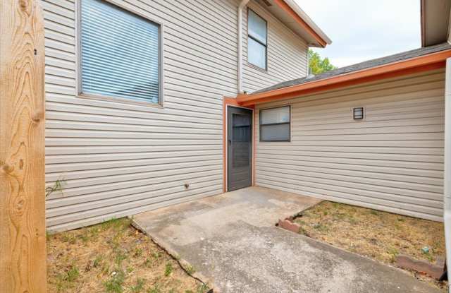 * MOVE IN SPECIAL * 2 Bed 2.5 Bath 2 Car Garage Duplex NW OKC!! (See Contact Info Below) Gallery 4