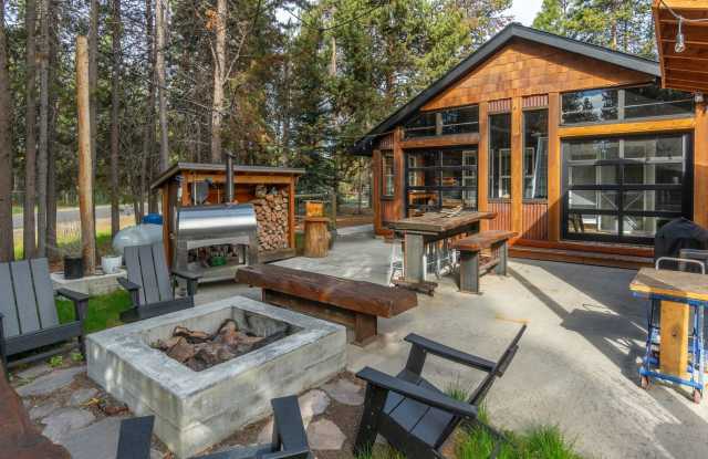 Fully furnished corner property south of Sunriver photos photos