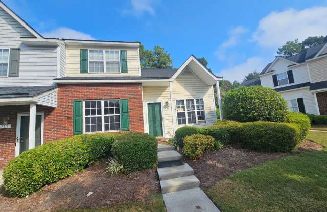 Spacous End-unit townhome in University - 1717 Pergola Place, Charlotte, NC 28213