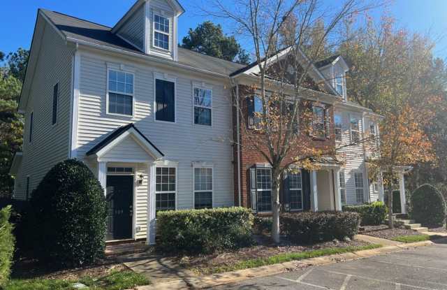 Come take a look at this end unit 3 bedroom, 2.5 bath townhouse located in very desirable FORT MILL AREA!! - 109 Charterhouse Lane, York County, SC 29715