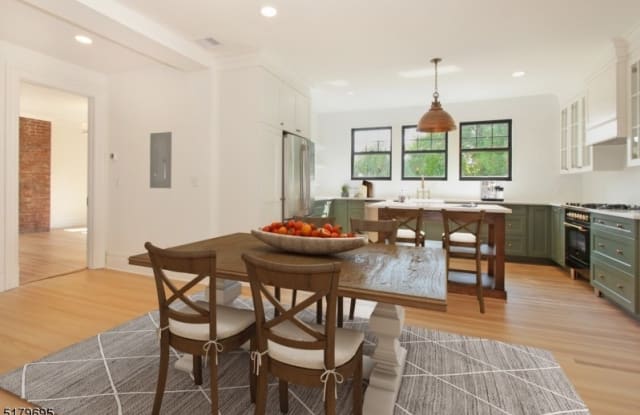 11 U. Mountain Ave, 2nd Flr - 11 South Mountain Avenue, Montclair, NJ 07042