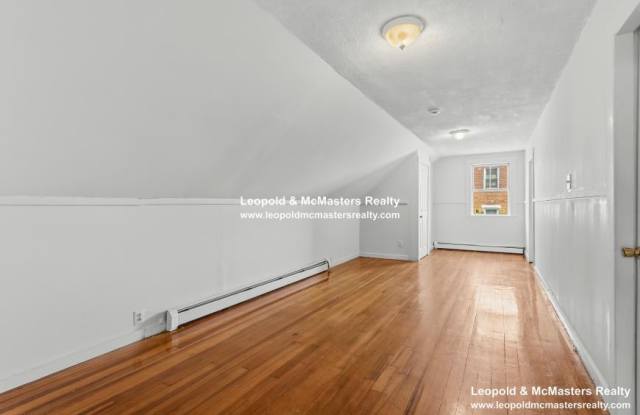 32 Salem St. Gallery 4