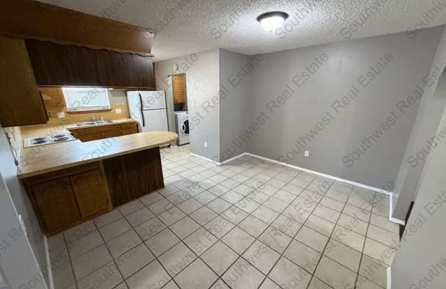 Spacious 3 bedrooms 2 baths home with 2 car garage Gallery 4